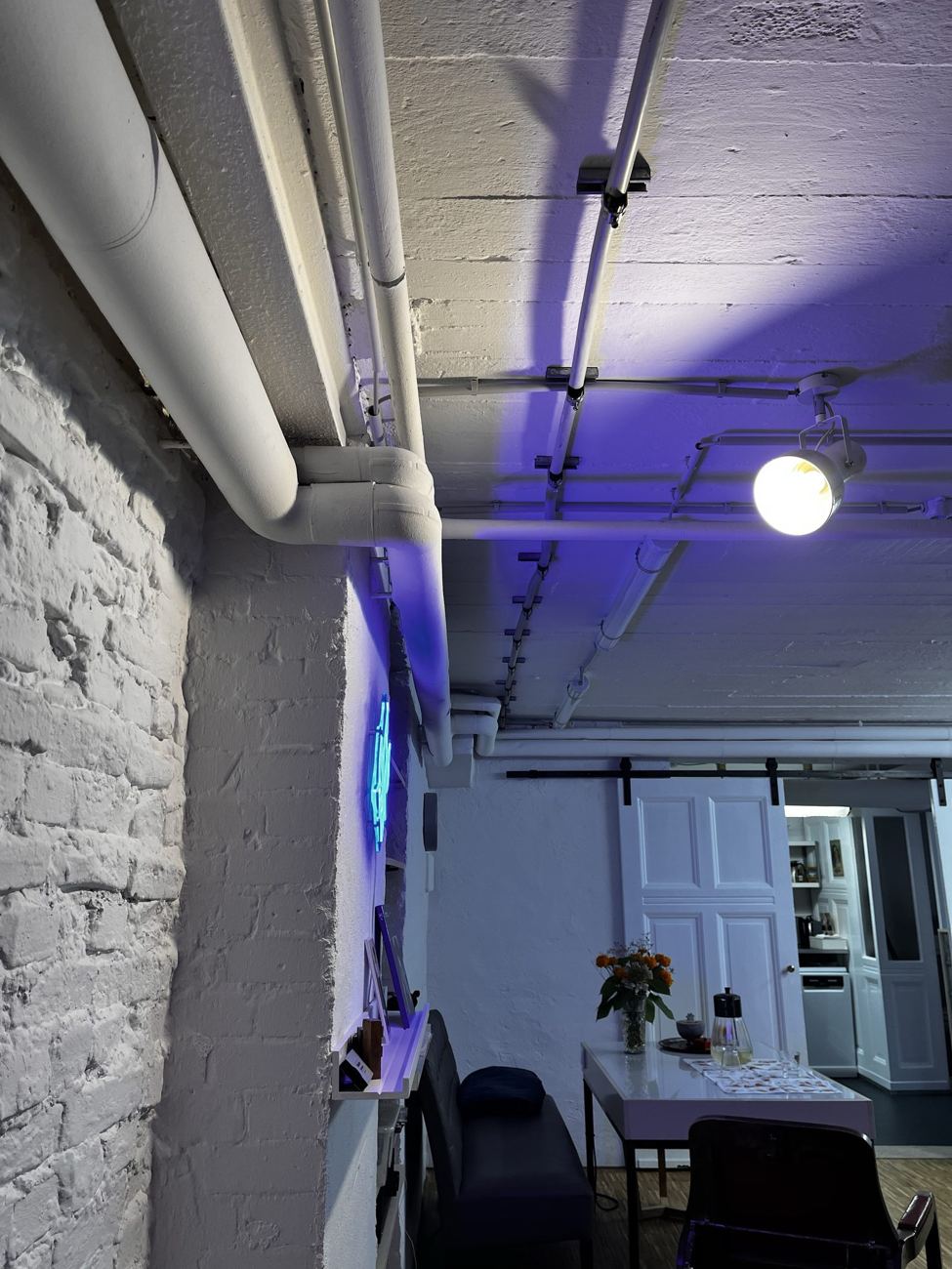 Neonlicht und Rohre unter der Decke
